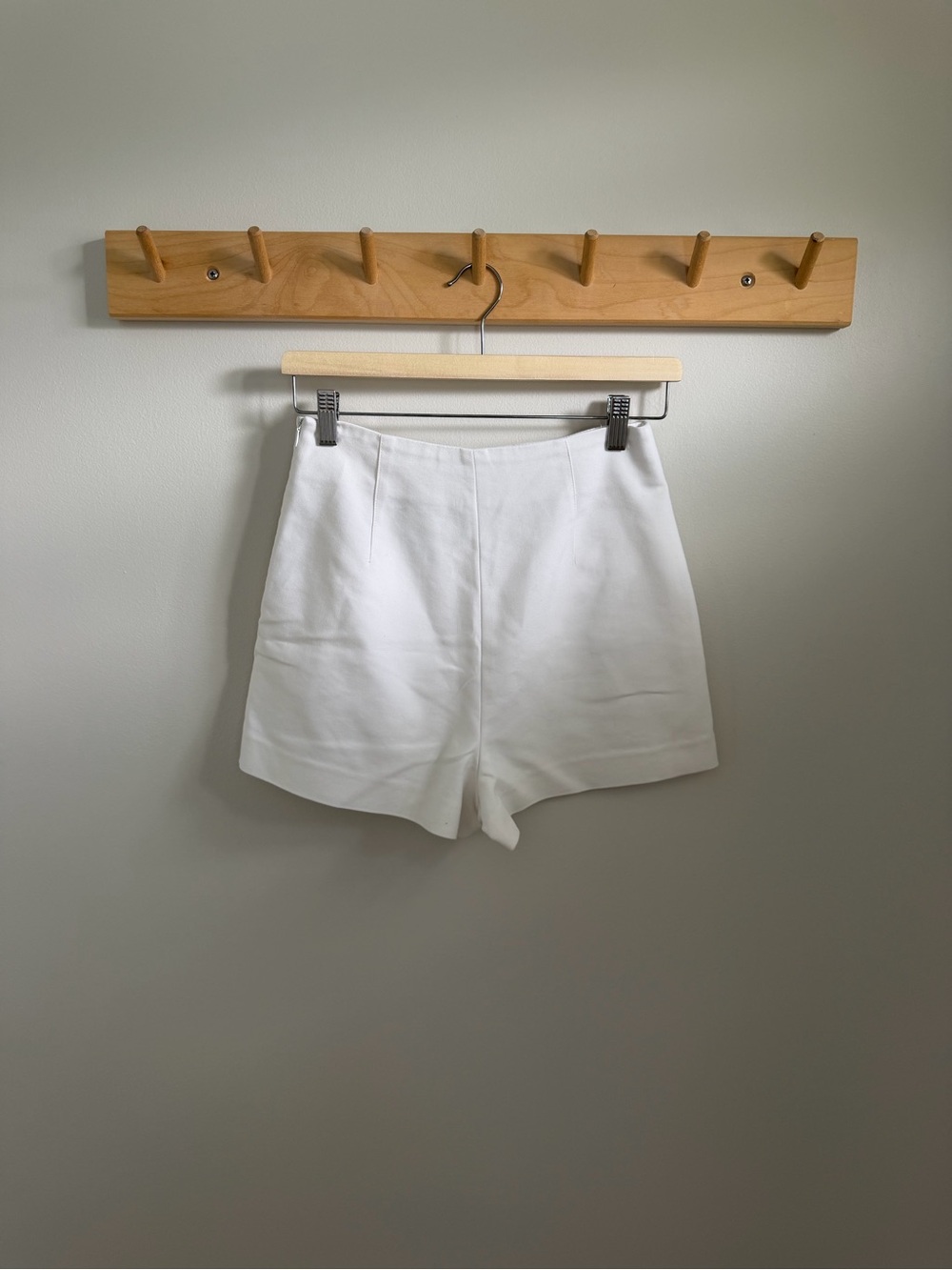 Zara White High-Waist Tailored Shorts - Picture 4 of 8